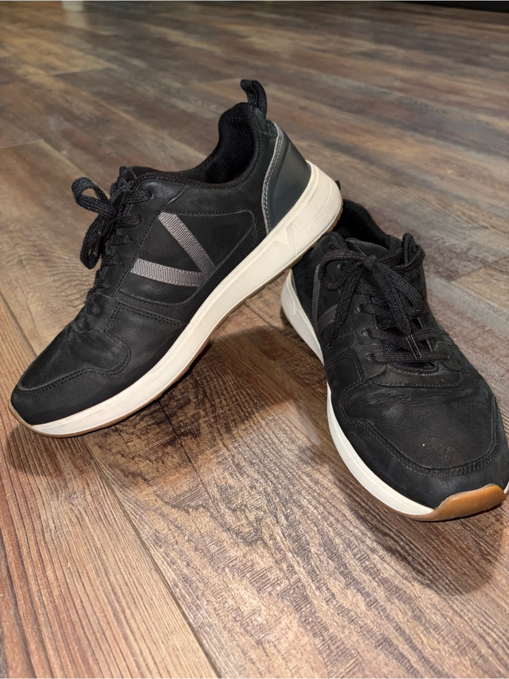 Vionic Rechelle Lace-Up Sneakers in the black nubuck/leather woman’s size 8.5